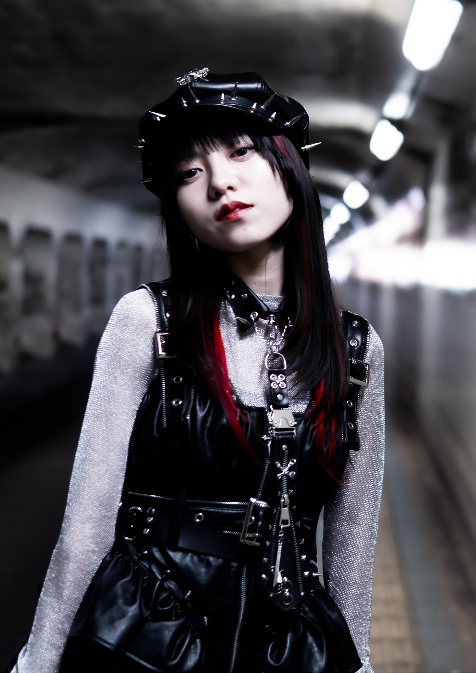 黒とシルバーの衣装のCha’R