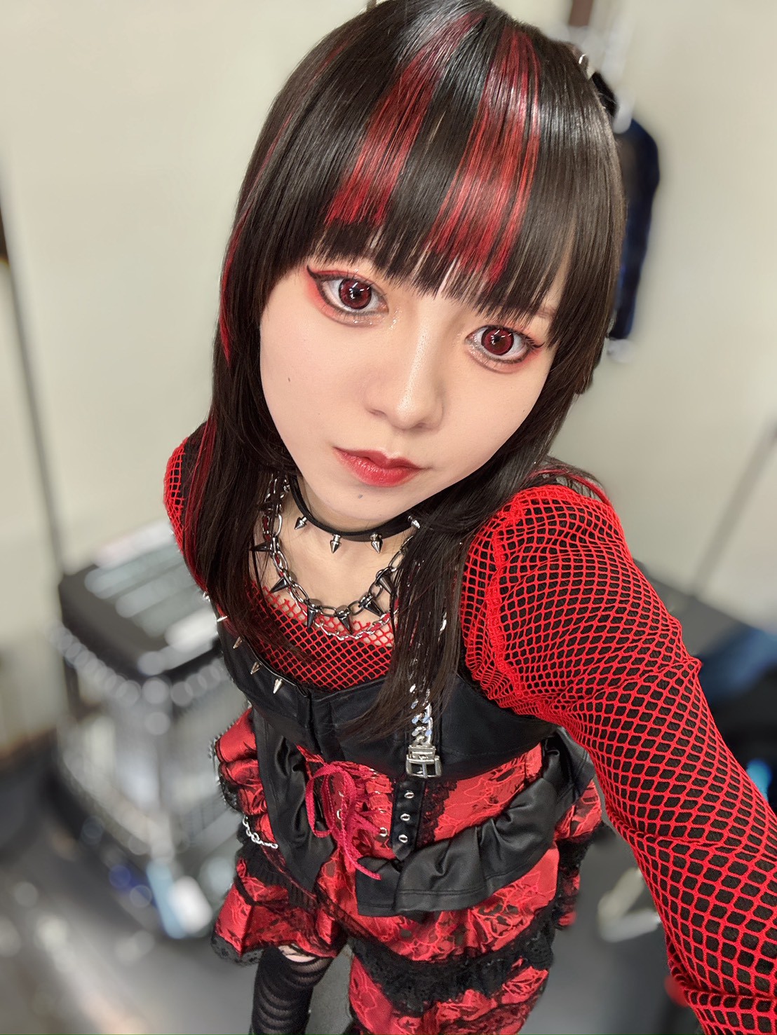 赤と黒の衣装のCha’R