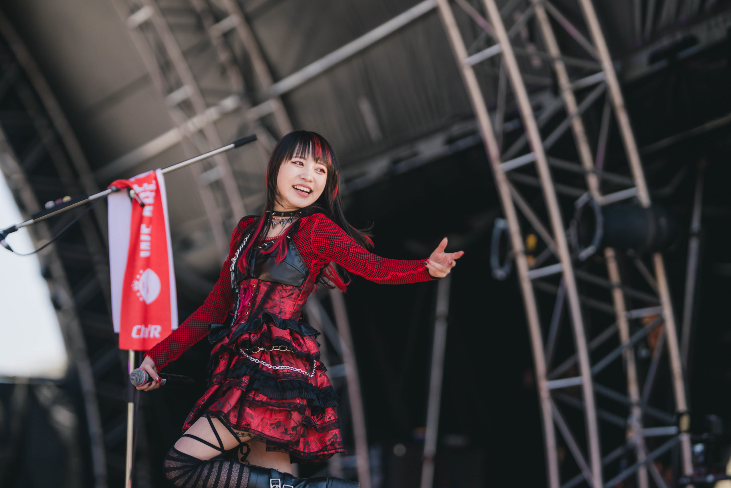 ライブ中に笑顔を見せるCha’R
